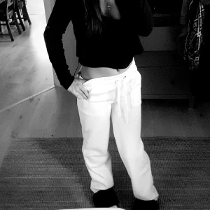 VITA MJUKISAR! - Säljer vita mjukisar(lowwaist) som ser ut som juicy från lager 157! Storlek xs!!