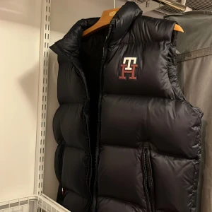 Väst - Mörkblå Tommy Hilfiger väst, testad på inomhus en gång. (Nypris 2500) Går ner i pris vid snabb affär.
