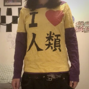 cool tröja - As cool tröja köpt på second hand för ett år sedan ungefär, bra skick!🫶