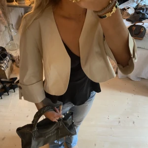 Bolero / kappa - Jätte snygg!!!! Även väldigt bra kvalitet, nypris 1000kr💘💘