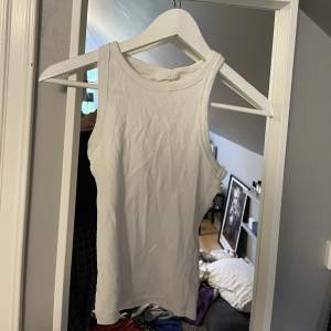 Basic ribbat linne som alla behöver i garderoben, från Gina tricot! Säljer då jag har två av samma storlek. 