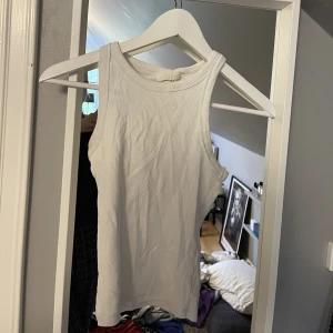 Linne - Basic ribbat linne som alla behöver i garderoben, från Gina tricot! Säljer då jag har två av samma storlek. 