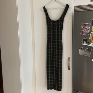 Dark academia klänning  - Brun rutig Dark academia klänning perfekt i skolan. Bilderna är lite missvisande men tyvärr är den för liten för mig så får inte på den helt. 
