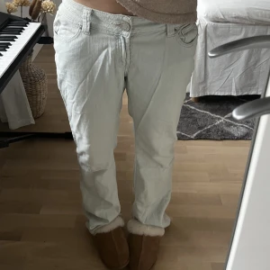 ljusblåa lågmidjade jeans - skit snygga ljusblåa jeans från orsay, köpta här på plick! För midjemåttet och innerbenslängd fråga privat, bra i längd på mig som är 172💖 lite stora på mig som har 38, har sytt in dom lite i midjan. !!TRYCK PÅ KÖP NU!!