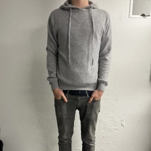 Kahsmir hoodie  - Sjukt snygg kahsmir hoodie från rovoir. Perfekt till hösten/våren då den är väldigt varm! Modellen är 184. Tveka inte att skriva vid frågor🤩