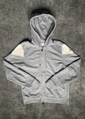 Moncler zip Hoodie  - Säljer nu denna moncler zip Hoodie ( cardigan ) den är i bra skick och är i storlek M men passar S