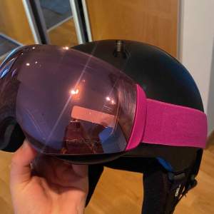 Intressekoll på dessa fina goggles från Oakley med lins Hi pink för dimma o halvklara förhållanden, bandet i färgen rosa/lila. Inköpspris 2499kr🩷aldrig använda med plast kvar på glasögonen och förpackning och allt följer med :) 