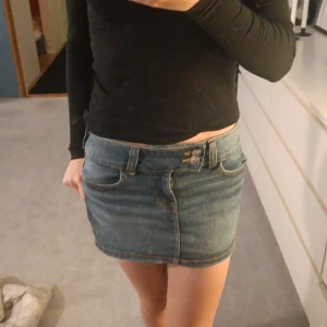 Lågmidjad kjol - Säljar min supar fina lågmidjade kjol eftersom den inte kommer till användning. Bara använt få tal gångar så den har bra skick. Org pris 250kr🫶🏼