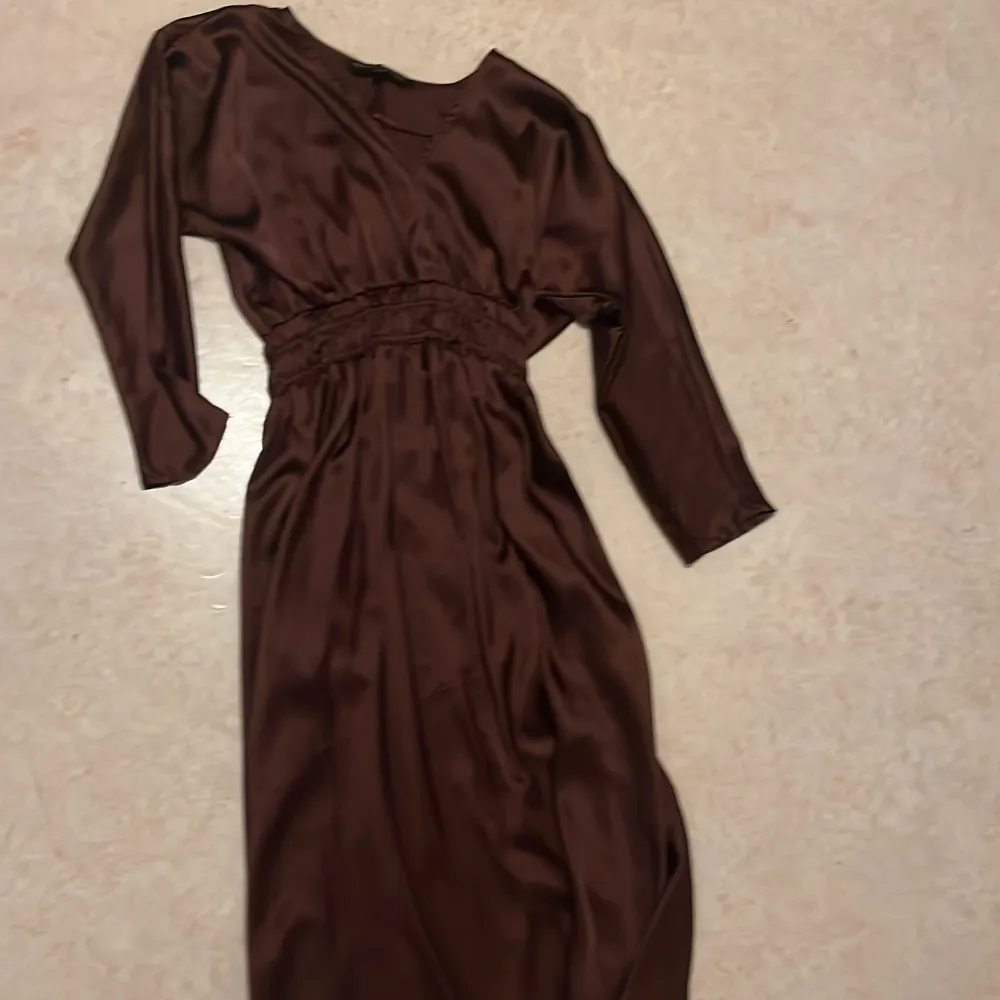 Jätte fin brun klänning från Pernilla Wahlgrens märke💕. Klänningar.