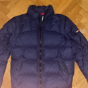 Tommy Hilfiger Jacka varm - Vinterjacka passar S. Använd en vinter inga defekter. varm o jävligt skön