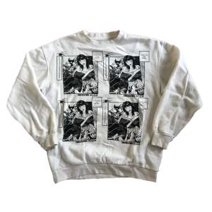 Sweatshirt med manga tryck, väldigt comfy B) det är inte från någon specifik serie btw! Obs! tröjan har en liten liten fläck på baksida ärm (syns i bild 1 åt höger)