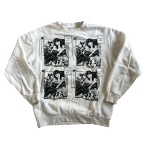 Manga sweatshirt - Sweatshirt med manga tryck, väldigt comfy B) det är inte från någon specifik serie btw! Obs! tröjan har en liten liten fläck på baksida ärm (syns i bild 1 åt höger)