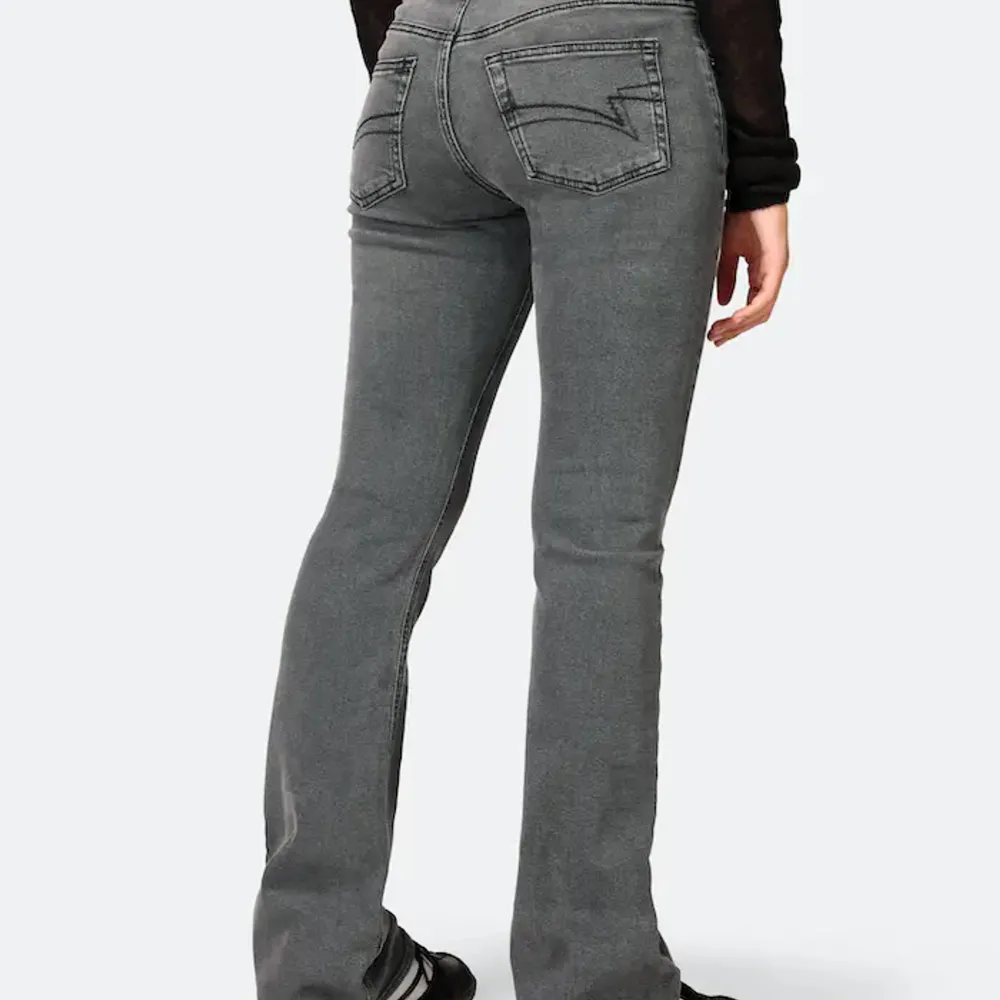 Säljer mina lågmidjade bootcut jeans ifrån junkyard, knappt använda köpta för 599kr ,lånade bilder skriv för egna bilder. Jeans & Byxor.