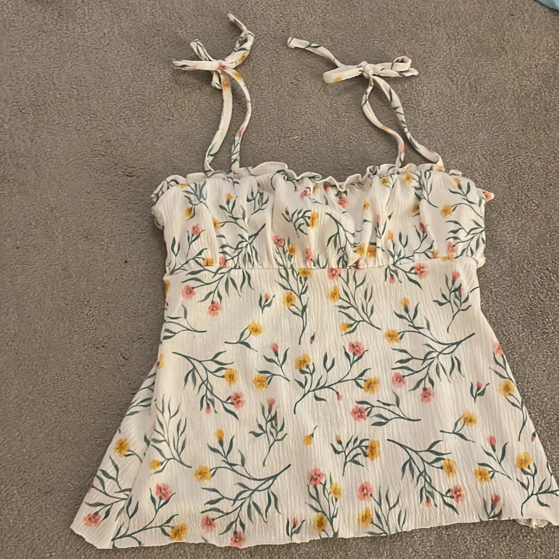 JĂ€ttegullig blommig toppđ