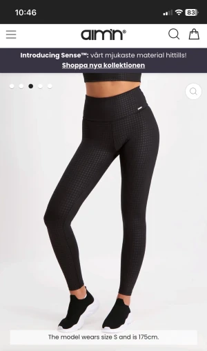 Black dogtooth tights Aim’n - Svarta dogtooth tights från Aim’n i storlek S, använda ett fåtal gånger. Nypris 699kr. Finns att hämta i Vasastan alternativt skickas.