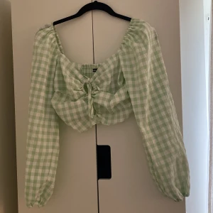 Sommar top - Fint plagg från Gina, små fläckar från smink men kan säkert tas bort
