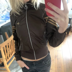 Adidas zip up - lite slitningar som syns på bilden. Köpt second hand 
