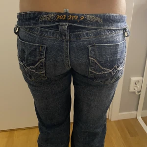 Skit snygga jeans!! - Säljer mina jeans för att dom är för korta på mig tror de skulle passa om man är 160, jag köpte de secondhand i Köpenhamn för runt 450kr, det är min kompis som har på sig dom på bilden!❤️ skriv privat för fler frågor, kan ej använda köp nu står i min bio