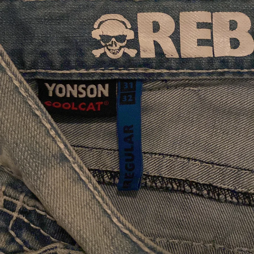 As snygga jeans med straight fit men tyvärr för stora🤍 kan va små i storleken. Jeans & Byxor.