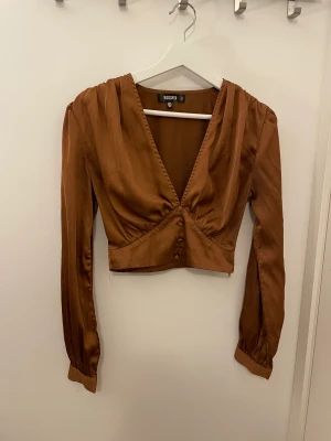 Kvinnlig skjorta  - En XS-skjorta, nästan som ny, bara använd några få gånger. Mycket välhållen och i utmärkt skick.