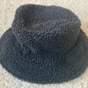 Fin hatt/bucket hat från Lindex. Endast provad så i nyskick.  Material: recykled polyester blend. Känns och ser ut som pilé fleece.  Onsize ( uppskattar storleken till M/L)