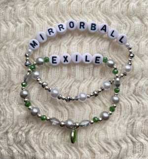 2 Taylor Swift friendship bracelets  - Taylor swift frienship bracelet att behålla för dig själv eller ge bort till andra swifties under the Eras tour. Dessa armband är hemgjorda, elastiska och gjorda för att passa en genomsnittlig handled. För att bevara dem, undvik all kontakt med vatten.