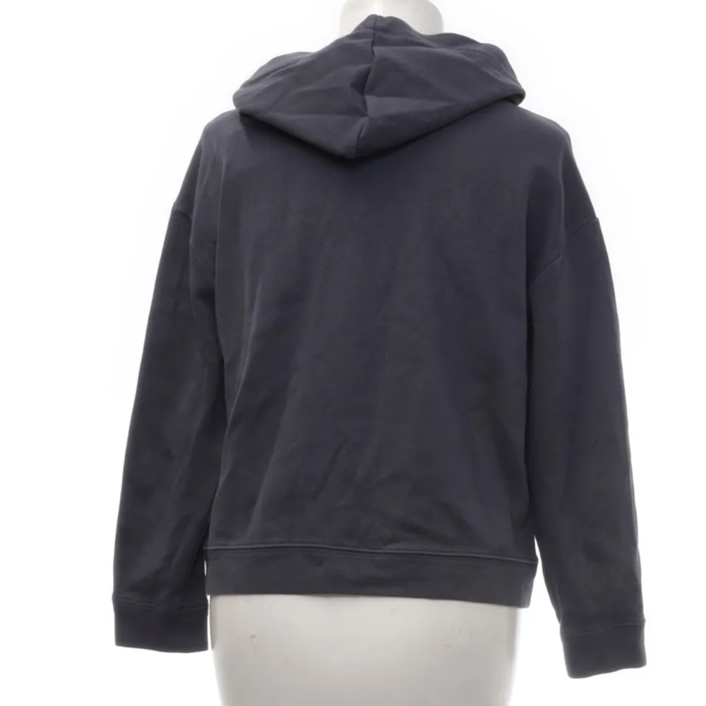 Massimo dutti hoddie i en grå-blå färg! Köpt på Sellpy men va tyvärr för liten💙. Hoodies.