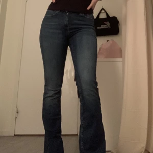 Mörkblå jeans - Super snygga mörkblåa jeans som tyvärr är alldeles för långa på mig🤕