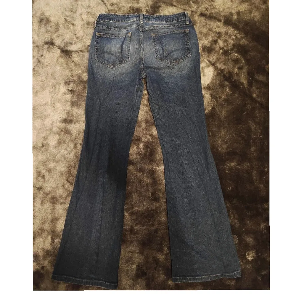 Såå fina lågmidjade vintage flare jeans!🩷💕  Midjemåttet: 39 tvärsöver Innberbenslängden: 76-77 cm!. Jeans & Byxor.