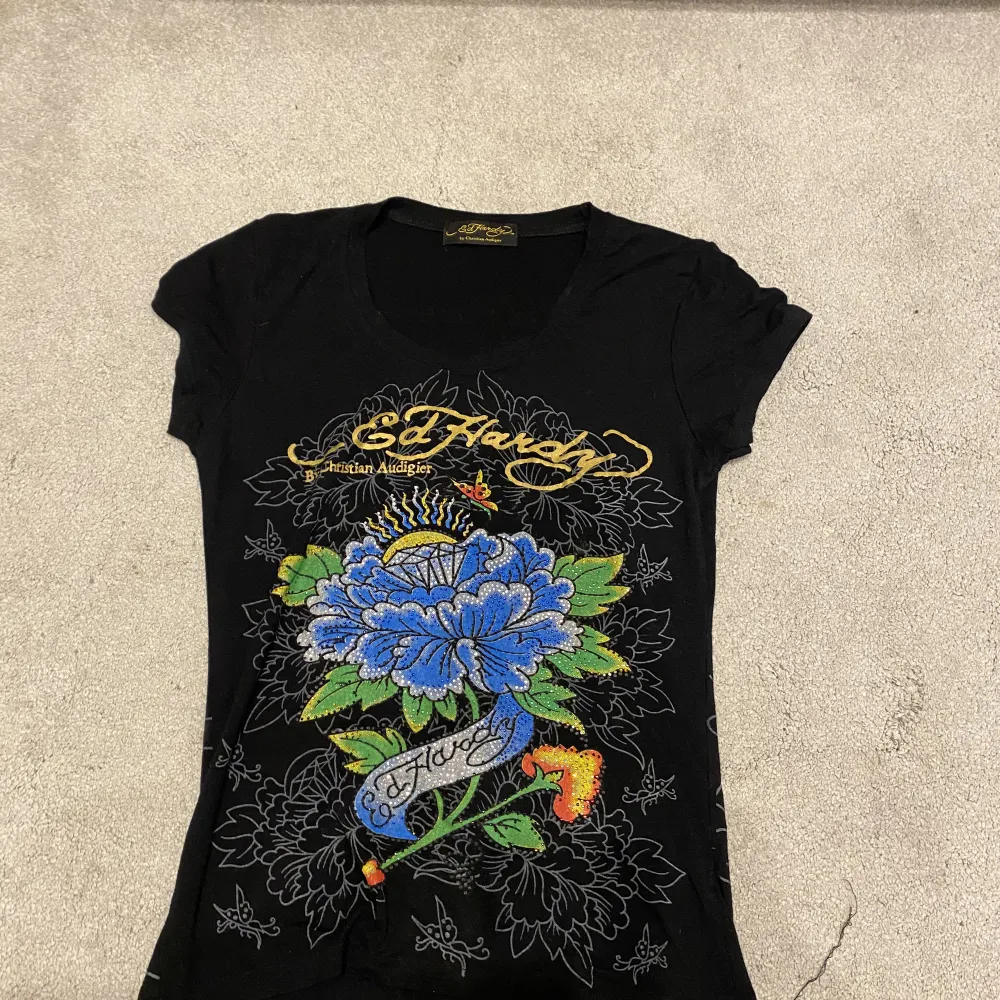 Snygg ed Hardy T-shirt, säljer på grund av att den inte används längre. Storlek står inte, men passar s/m. T-shirts.