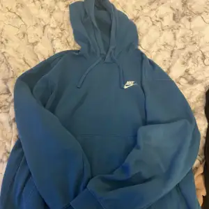 Säljer min blåa Nike hoodie i storlek M. Säljer pga kommer inte till användning. Jätte skön o mysig. Köpt för 650kr