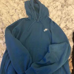 Nike hoodie - Säljer min blåa Nike hoodie i storlek M. Säljer pga kommer inte till användning. Jätte skön o mysig. Köpt för 650kr
