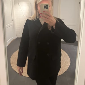 Ullkappa Zara - Jättefin, användbar kappa från Zara i Ull. Storlek 36 men stor i modellen. Köpt förra säsongen för 800 kr.  Använd ca 10 ggr men är fortfarande i nysckick🩷 Pris kan diskuteras!