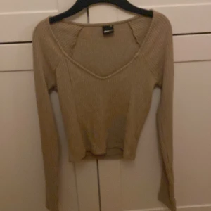 Ribbstickad tröja - Jätteskön ribbstickad tröja från Ginatricot i storlek xs💕den är knappt använd men har ett litet märke på ena armbågen, priset kan diskuteras💕 Färgen är ljusare beige än vad bilden visar!