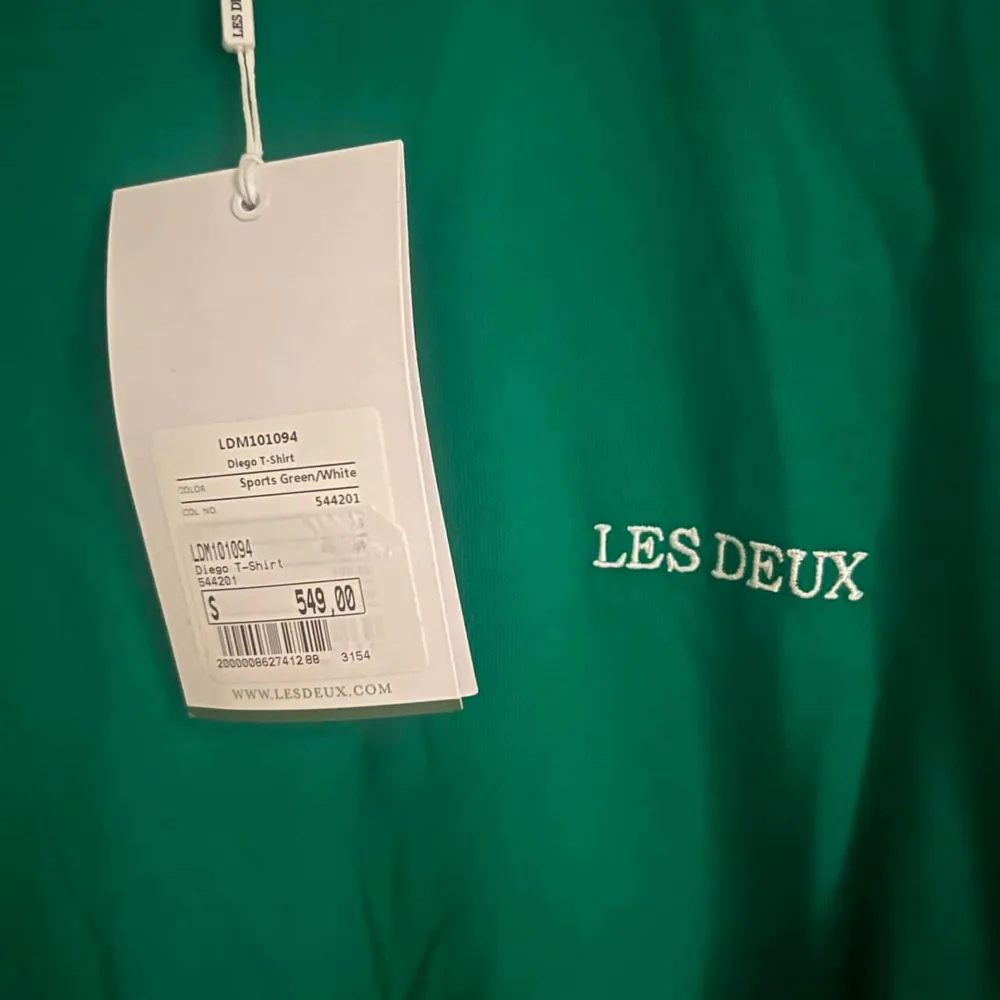 Oanvänd t-shirt från Les Deux! Gjord i 50% bomull & 50% polyester.   Storlek S. . T-shirts.