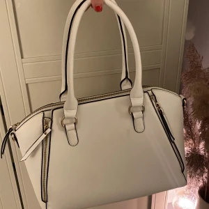 Vit handväska  - Fin handväska som knapt använts i god kvalitet, hyfsat rymlig och längre band tillkommer 