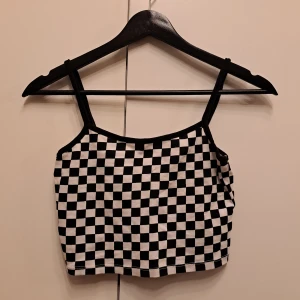 Rutit Linne S - Kortare linne,bra begagnad skick. 