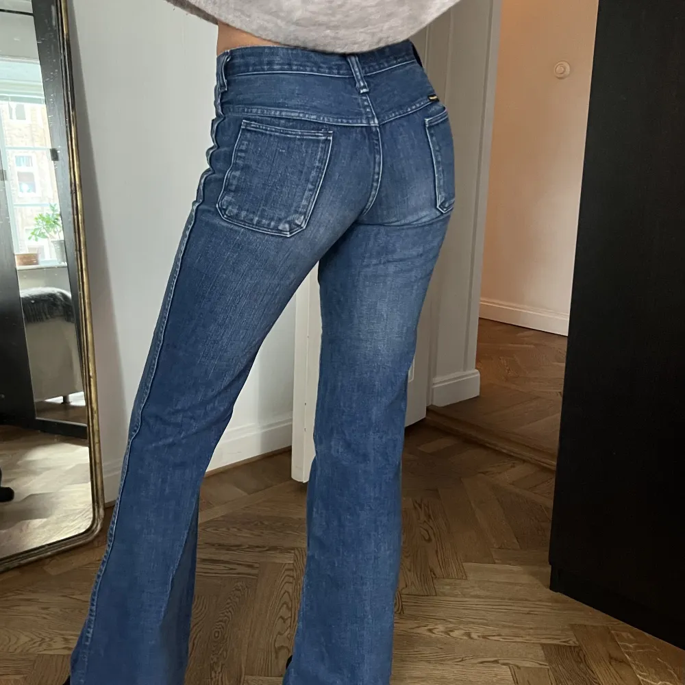 Galet snygga jeans från Wrangler!!🤩 perfekt färg och modell som är så najs nu i höst som passar till allt!! Också såå snygga detalj med fickorna fram!! 😍 helt nya!!. Jeans & Byxor.