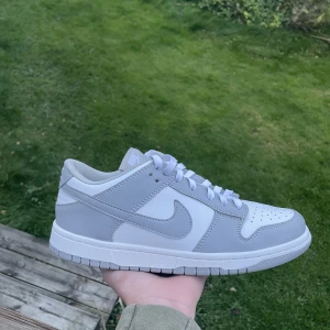 Nike dunk low grey fog - Säljer ett par fina dunks i färgen grå👟skick: 9,5 / 10⭐️ storlek: 38👟pris kan självklar diskuteras💸 har ni några frågor så är det bara att skriva😁