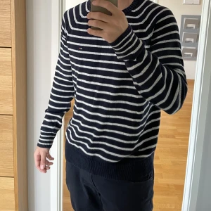 Tröja från hilfiger  - Perfekt tröja inför vintern från Hilfiger. Storlek XL men passar M.  Perfekt skick. Inga skador alls utan säljer av större del av min garderob helt enkelt.  Bara att skriva om du vill se fler bilder! 