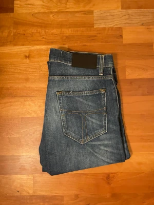 Tiger of Sweden jeans - Säljer ett par as feta Tiger of Sweden jeans, modell - pistolero, i storlek W30 L32, skick 10/10. Nypris: 1300kr Vårt pris: 549kr