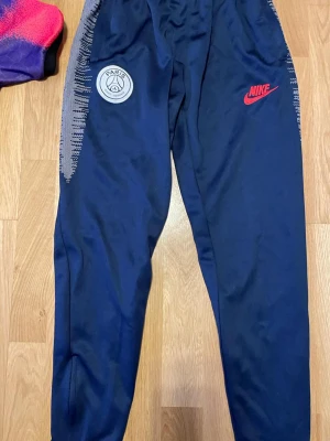 Fotbollströja/nike tech - Fotbollströja Manchester United och PSG byxor och en blå nike tech. Inga problem på dom👍🏽 är i väldigt bra skick😁