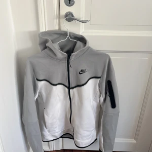 Nike tech fleece - Nike tech fleece i mycket fint skick, använd endast ett par gånger😊