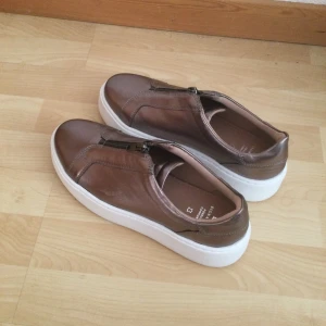 Nya oanvända sneakers - Nya sneakers  i storlek 38,5 NYPRIS 800 Märke Next köpta från Zalando🧡 Oanvända ute!!