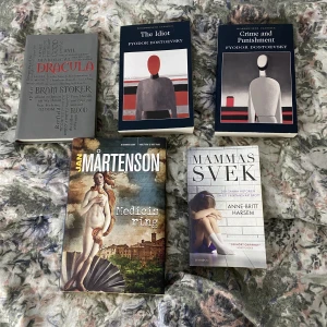 Klassiska böcker  - Klassiska böcker det finns. Crime and punishment, the idiot, Dracula, mammas svek och medesis ring