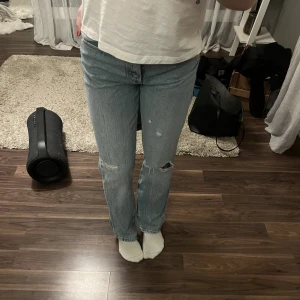 Zara jeans - Snygga zara jeans med slitningar i modellen straight!! Näst intill nyskick! 