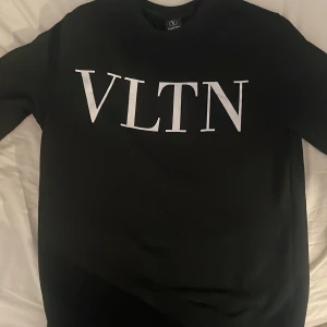 Valentino tröja  - Säljer min valentino tröja eftersom den är för lite  använd i 2 år men i bra skick 