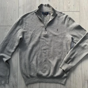 Ralph Lauren Zip - Tjena! Säljer denna Ralph lauren zip i väldigt fint skick. Ifall några frågor dyker upp hojta till!  Pris ej hugget i sten!