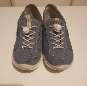 Rieker sneakers 39 - Rieker sneakers 39 blå gott skick  Superbekväma  Ser nästsn nya ut bortsett lite slitning fram på ena skon. Pris 222kr