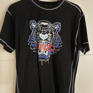Kenzo T-shirt  - Säljer nu denna som bara har legat i min garderob, äkta såklart!